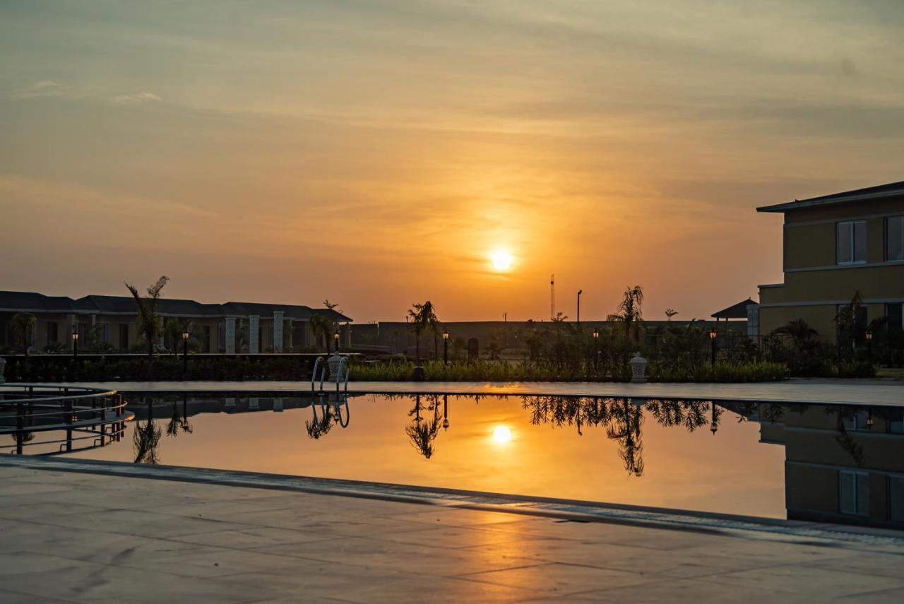Hawthorn Suites By Wyndham Dwarka エクステリア 写真