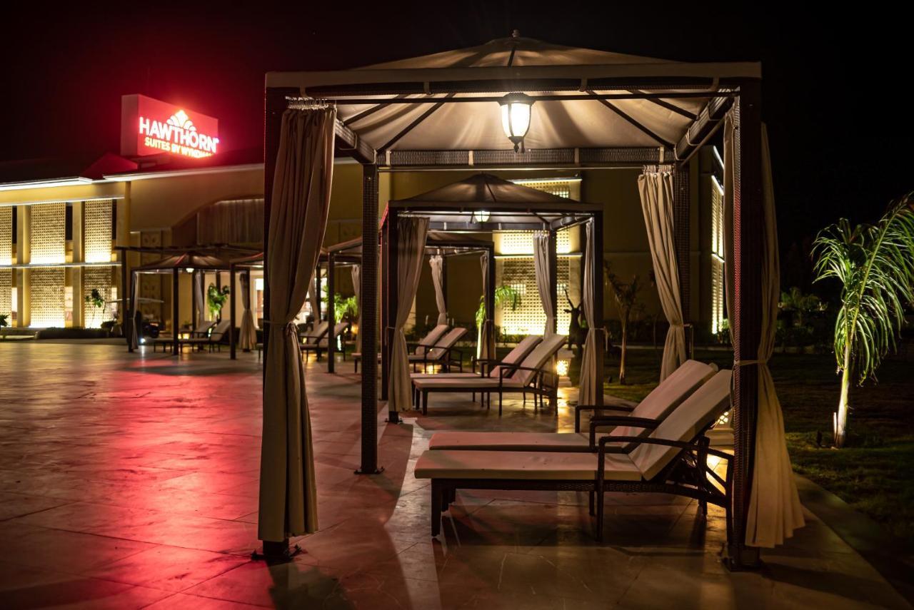 Hawthorn Suites By Wyndham Dwarka エクステリア 写真