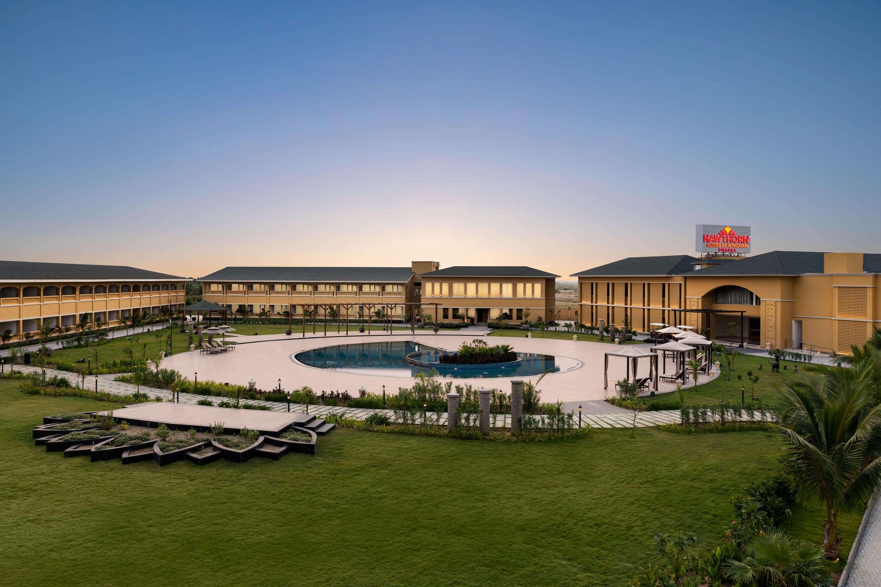 Hawthorn Suites By Wyndham Dwarka エクステリア 写真