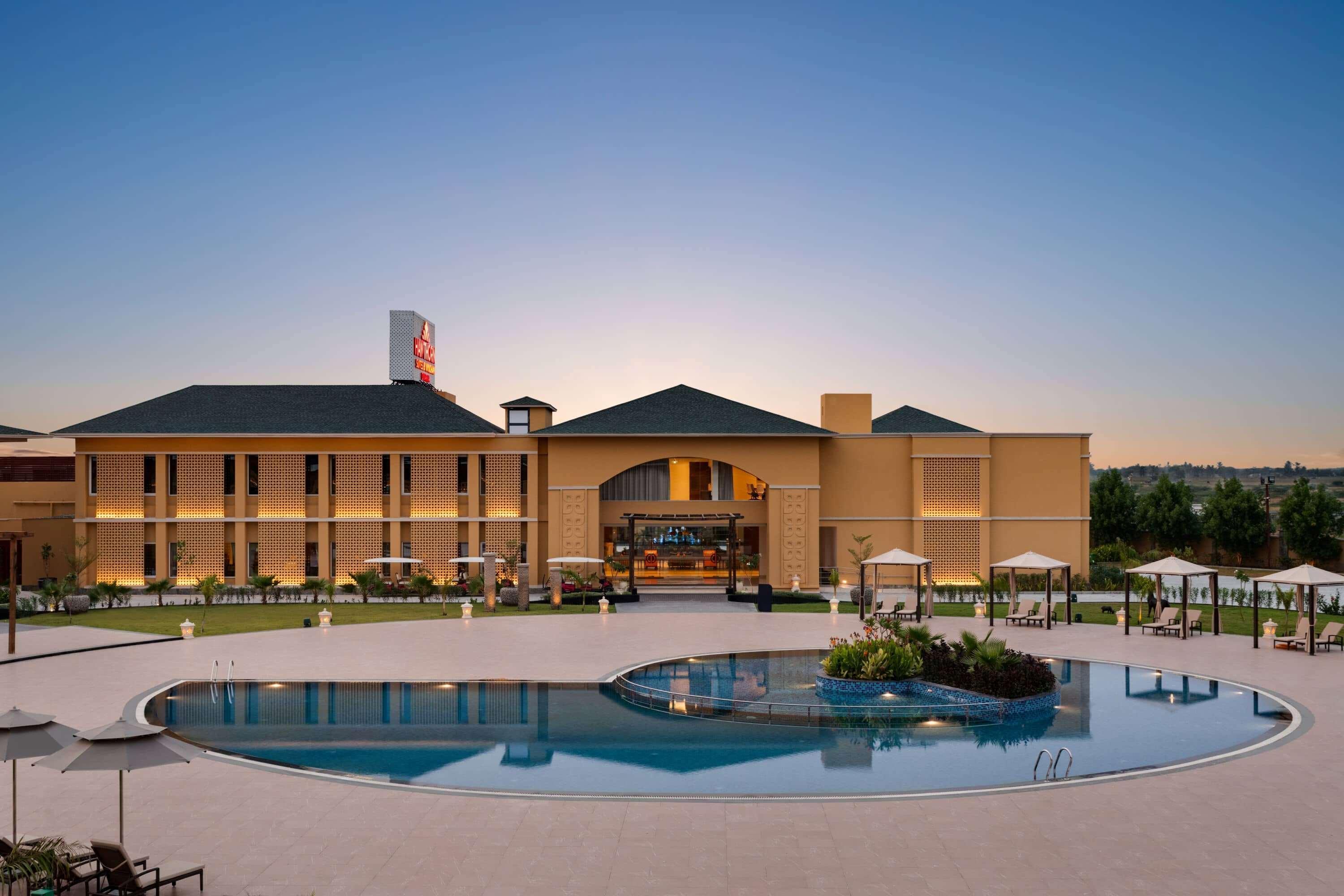 Hawthorn Suites By Wyndham Dwarka エクステリア 写真