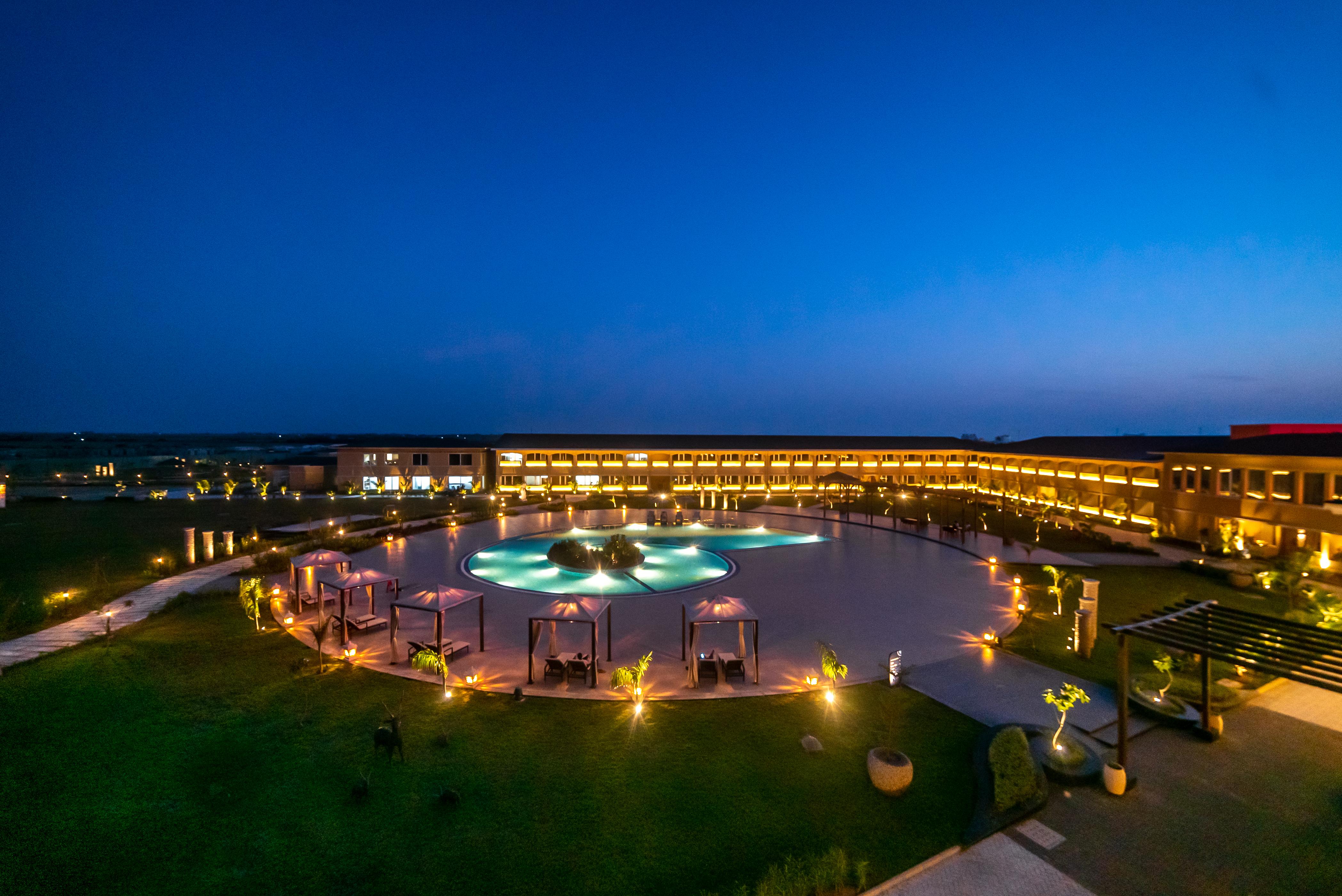 Hawthorn Suites By Wyndham Dwarka エクステリア 写真