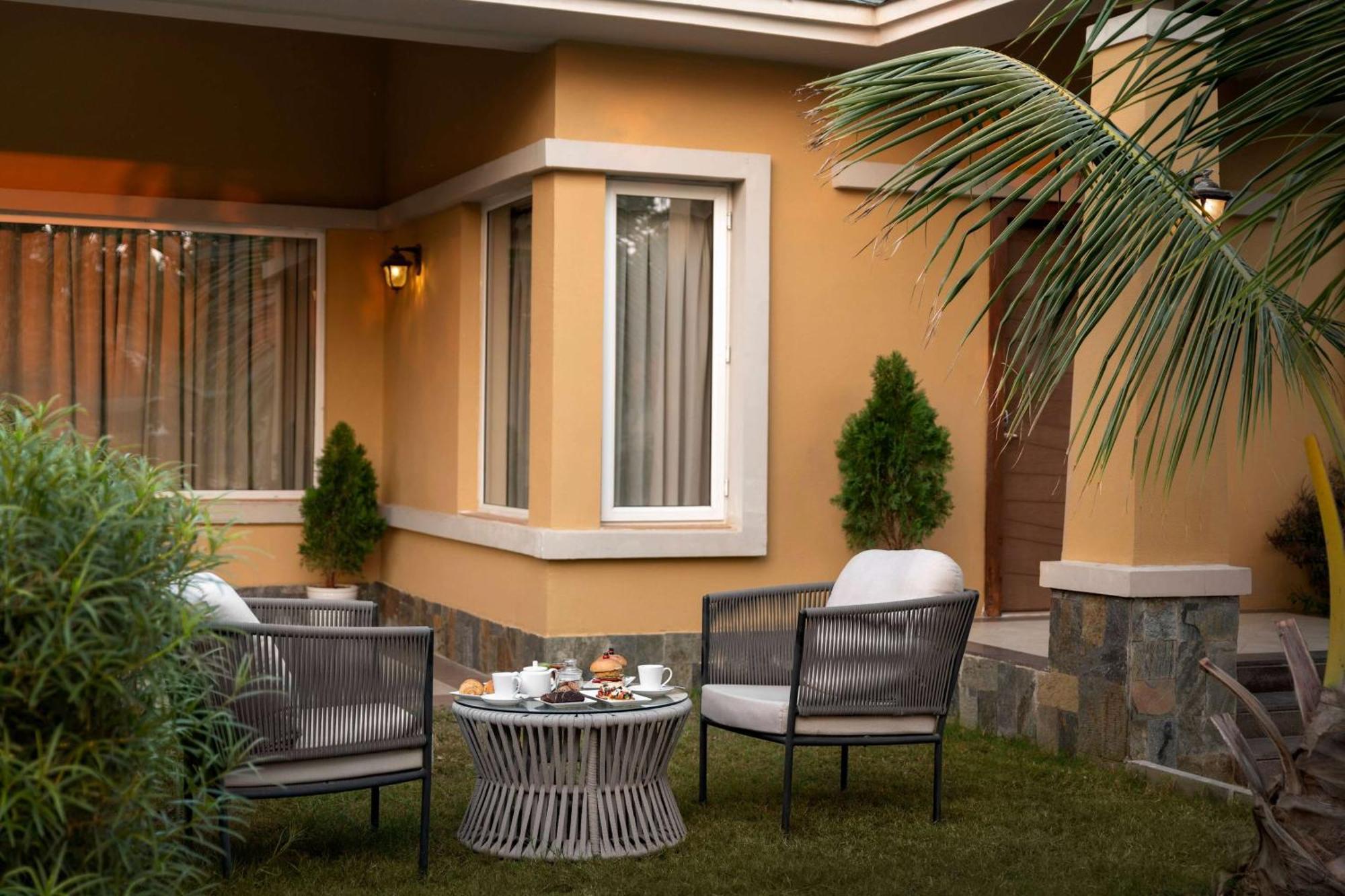 Hawthorn Suites By Wyndham Dwarka エクステリア 写真