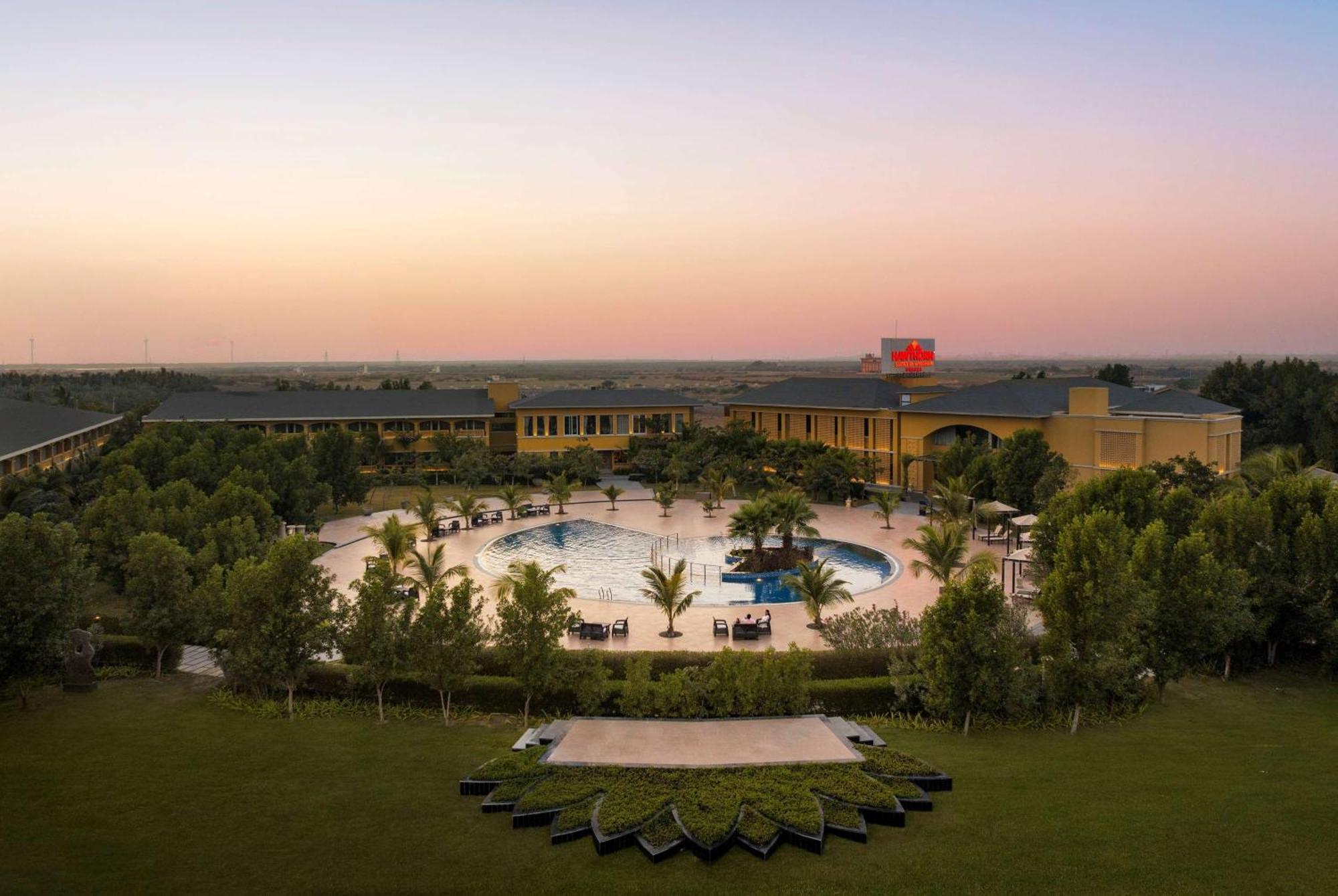 Hawthorn Suites By Wyndham Dwarka エクステリア 写真